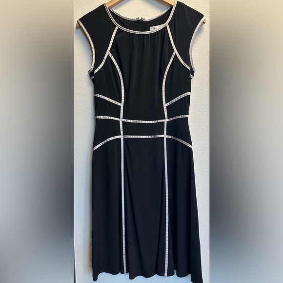 🎊2 for $20🎊 Dress Barn Black Dress with Champagne Stripes - Picture 1 of 5